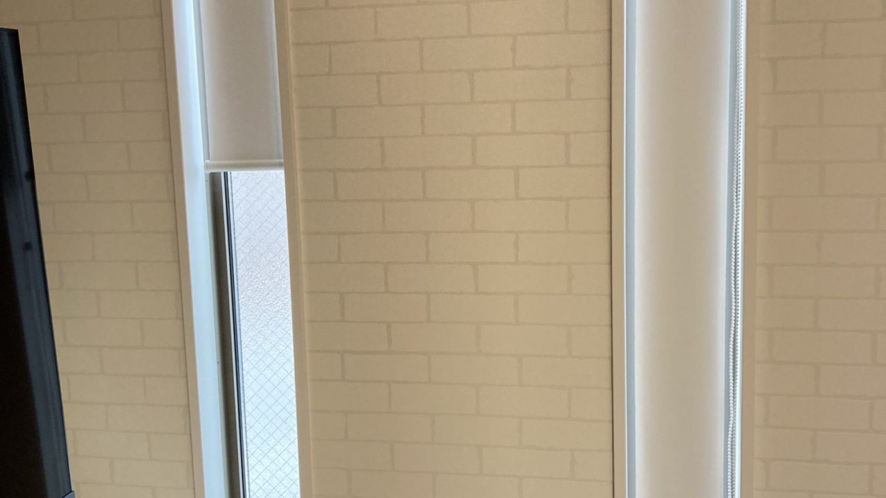 スリット窓 へのロールスクリーンを特別に製作しました 基礎知識 読み物 Re Home