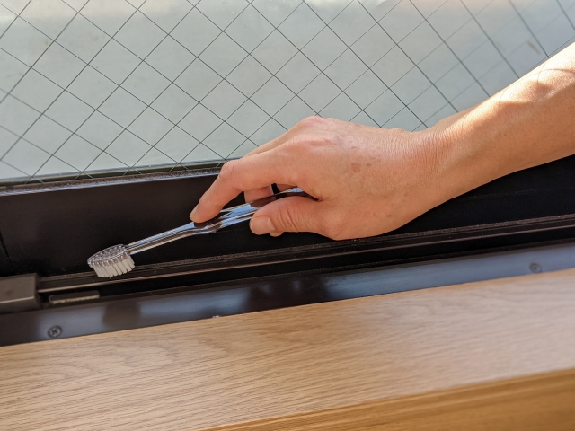 Cleaning around windows